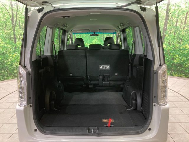 ���i�̂���������ʋ΁A���}���ɏ\���ȉ׎��X�y�[�X���m�ۂ��Ă���܂��B�Z�J���h�V�[�g��|���ƁA�傫�ȉו��̐ύڂ��\�ł���