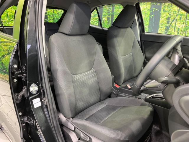 運転席まわりには十分なスペースがあり、大柄な方でもゆったり運転していただける環境です。