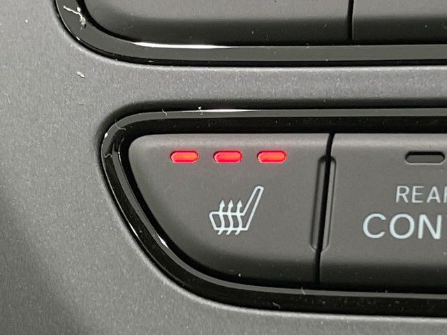 【シートヒーター】寒い日に重宝するシートヒーター!エアコンより早く温まってくれるので寒がりの人も安心ですね♪エアコンの温風は乾燥するから苦手、という方にもをおすすめです。