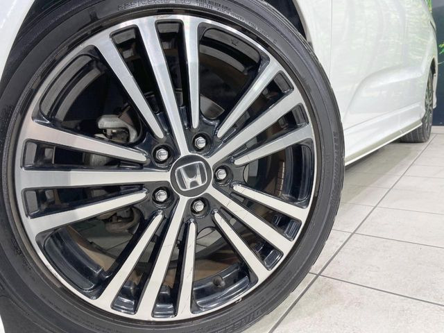 �y����18�C���`�A���~�z�C�[���z�O�ςɃ}�b�`���������A���~�z�C�[���𑕒����Ă���܂��B�e��ЊO�A���~�z�C�[����A�X�^�b�h���X�^�C�����戵�����Ă���܂��B���񂲑��k����������