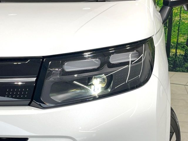 【LEDヘッドライト】悪天候や夜間走行時も良好な視界を確保し安心して運転できる高輝度LEDヘッドライトを装備!点灯速度が早く、消費電力も抑えられています。