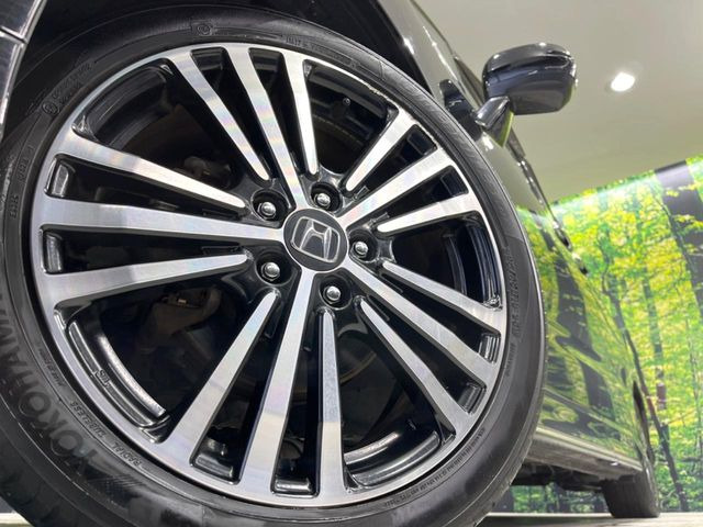 【純正18インチアルミホイール】外観にマッチした純正アルミホイールを装着しております。各種社外アルミホイールや、スタッドレスタイヤも取扱いしております。是非ご相談ください♪