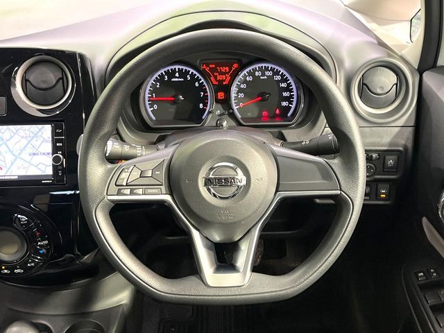 �C���e���A�ɍ��킹���f�U�C���̃X�e�A�����O�́A�^�]�������̂��Ƃ��l���A�^�]���₷���`��A�傫���ł��B�����x�A���ۂɐG���Ă��m���߂��������B