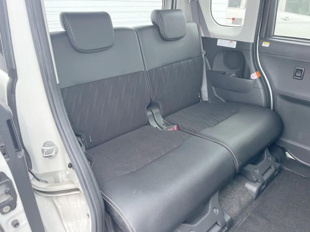 後部座席も気になるようなキズ・汚れやへたり等、大きなダメージはなく、良好な状態です。