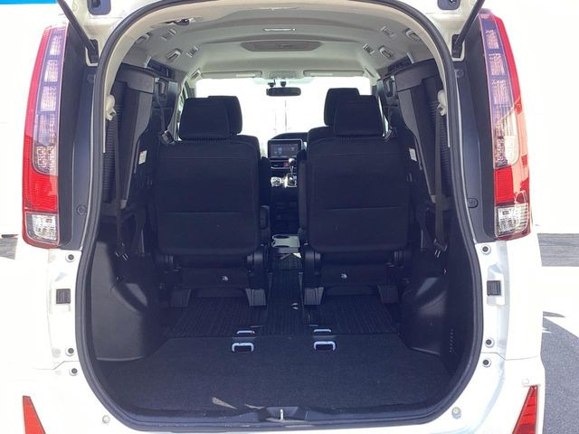 ���i�̂���������ʋ΁A���}���ɏ\���ȉ׎��X�y�[�X���m�ۂ��Ă���܂��B�Z�J���h�V�[�g��|���ƁA�傫�ȉו��̐ύڂ��\�ł���