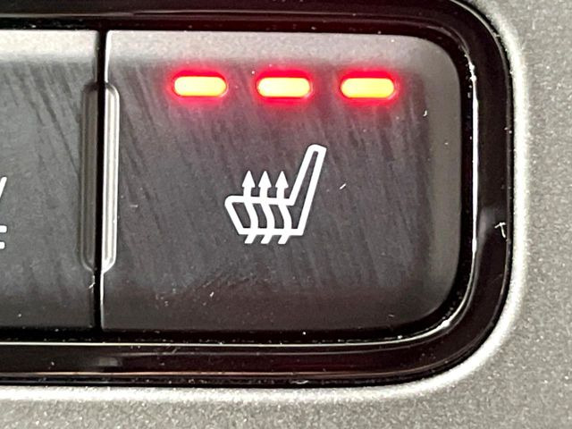 【シートヒーター】寒い日に重宝するシートヒーター!エアコンより早く温まってくれるので寒がりの人も安心ですね♪エアコンの温風は乾燥するから苦手、という方にもをおすすめです。