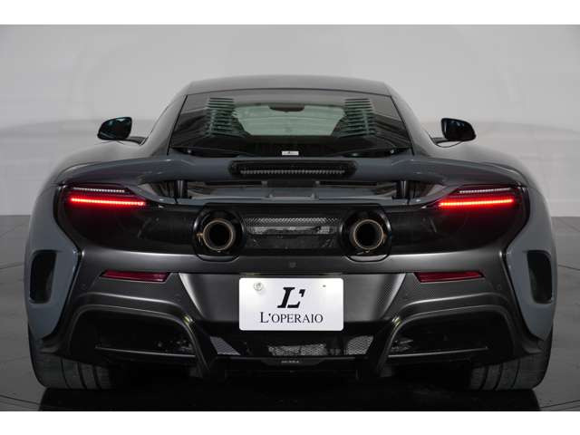 リアはフェンダーやバンパー、ディフューザー等の随所にカーボンを施工。