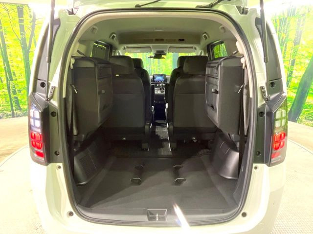 後席を格納すると、これだけの広さが!シーンに合わせたシートアレンジで、大きな荷物も積むことが出来ます♪