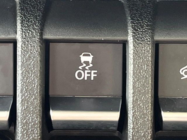 【横滑り防止装置】車両の横滑りを感知すると、自動的に車両の進行方向を保つように車両を制御します。雨の日など滑りやすい路面状況でも安全な運転が可能です。