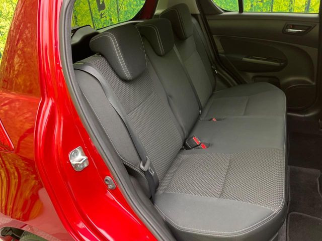 後部座席も気になるようなキズ・汚れやへたり等、大きなダメージはなく、良好な状態です。