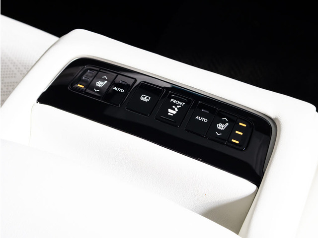 Fスポーツ専用のホワイトレザーシート!