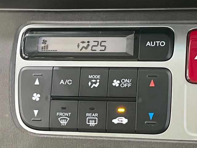 【オートエアコン】一度お好みの温度に設定すれば、車内の温度を検知し風量や温度を自動で調整。暑い&hellip;寒い&hellip;と何度もスイッチ操作をする必要はありません。快適な車内空間には必須の機能ですね♪