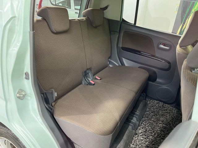 後部座席も気になるようなキズ・汚れやへたり等、大きなダメージはなく、良好な状態です。