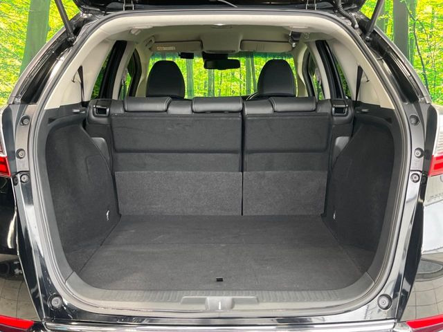 積み下ろしのしやすいデッキにはたっぷりと荷物を積み込んでいただけます。遊びから仕事まで、様々なシーンで頼れます♪