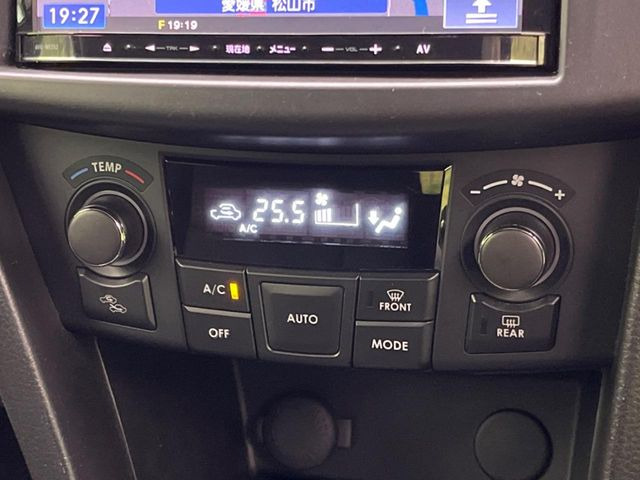 【オートエアコン】一度お好みの温度に設定すれば、車内の温度を検知し風量や温度を自動で調整。暑い&hellip;寒い&hellip;と何度もスイッチ操作をする必要はありません。快適な車内空間には必須の機能ですね♪