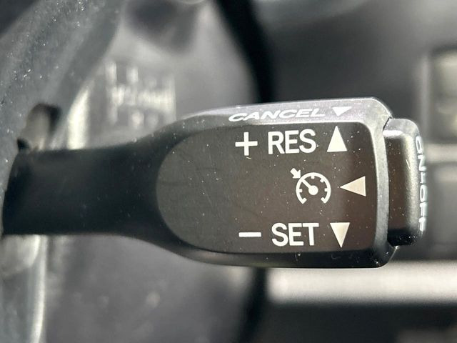 【クルーズコントロール】高速道路もラクラク走行。アクセルを離しても一定速度で走行ができ、長距離運転時の負担を軽減!加速・減速も簡単なスイッチ操作で調整できます。