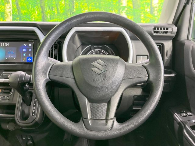 �C���e���A�ɍ��킹���f�U�C���̃X�e�A�����O�́A�^�]�������̂��Ƃ��l���A�^�]���₷���`��A�傫���ł��B�����x�A���ۂɐG���Ă��m���߂��������B