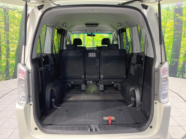 ���i�̂���������ʋ΁A���}���ɏ\���ȉ׎��X�y�[�X���m�ۂ��Ă���܂��B�Z�J���h�V�[�g��|���ƁA�傫�ȉו��̐ύڂ��\�ł���