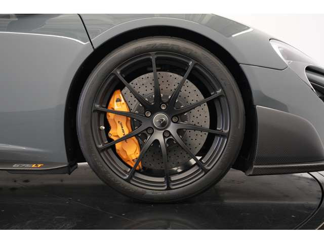 足元には19/20インチ10スポークスーパーライトウェイト鍛造アロイホイールを装着。