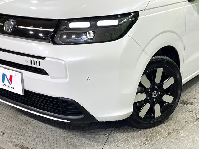 【LEDヘッドライト】悪天候や夜間走行時も良好な視界を確保し安心して運転できる高輝度LEDヘッドライトを装備!点灯速度が早く、消費電力も抑えられています。