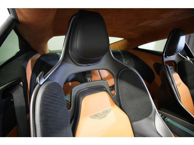 運転席同様助手席もコンデションは良好で、車内の気になる匂いもありません。弊社のクリーニング専門工場にてシートコーティングや除菌も承りますので、より清潔な状態でご納車いたします。