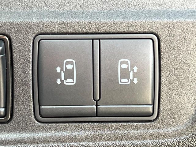 【ハンズフリー機能付き両側パワースライドドア】スライドドアの下に足先を入れてすぐ引くと、自動的にスライドドアが開閉します!荷物で両手がふさがった状態でも、ドアの開閉ができてとっても便利!