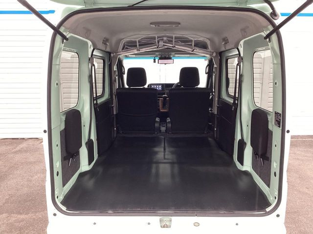 ���i�̂���������ʋ΁A���}���ɏ\���ȉ׎��X�y�[�X���m�ۂ��Ă���܂��B�Z�J���h�V�[�g��|���ƁA�傫�ȉו��̐ύڂ��\�ł���