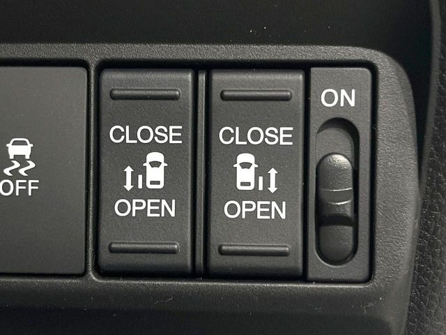 【両側パワースライドドア】スマートキーや運転席のスイッチで後席両側スライドドアの開閉が可能♪電動だから力を入れてドアを開ける必要が無く、小さなお子様でも簡単に開け閉めでき快適です♪