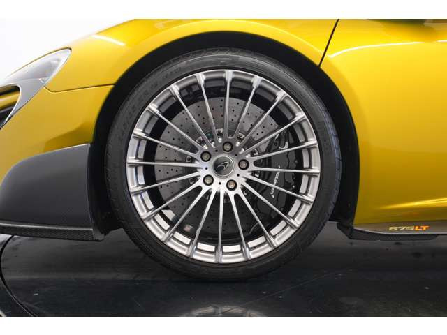 足元には19/20インチ10スポークスーパーライトウェイト鍛造アロイホイールを専用装備。