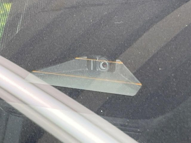 【プリクラッシュセーフティ】前方の車両等を検知し、衝突しそうな時は警報で注意を促し、ブレーキを踏む力をサポート。ブレーキを踏めなかった場合は衝突被害軽減ブレーキが作動、衝突回避をサポートします。