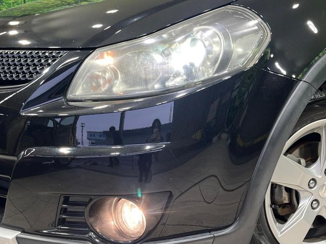 【HIDヘッドライト】非常に明るく前方を照らしてくれるので、悪天候や夜間の走行時も視界良好で安心してお乗りいただけます。