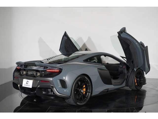 ディヘドラルドアが英国のオーラを放ちます。開閉操作では特別感と非日常感を味わえます。