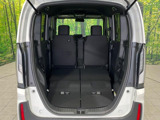 ���i�̂���������ʋ΁A���}���ɏ\���ȉ׎��X�y�[�X���m�ۂ��Ă���܂��B�Z�J���h�V�[�g��|���ƁA�傫�ȉו��̐ύڂ��\�ł���