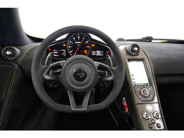 カーボンファイバーステアリングスポーク。ステアリングにもカーボンを使用することにより、高級感だけでなく走行性能もアップします。