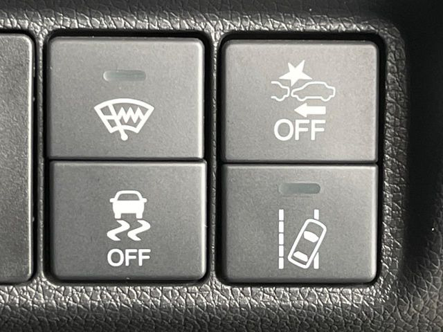 【横滑り防止装置】車両の横滑りを感知すると、自動的に車両の進行方向を保つように車両を制御します。雨の日など滑りやすい路面状況でも安全な運転が可能です。