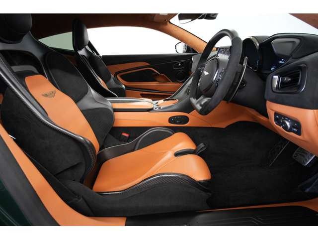 世界限定生産という希少性に加え、こちらは1オーナー・低走行・屋内保管の車両です。