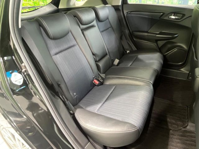 後部座席も気になるようなキズ・汚れやへたり等、大きなダメージはなく、良好な状態です。