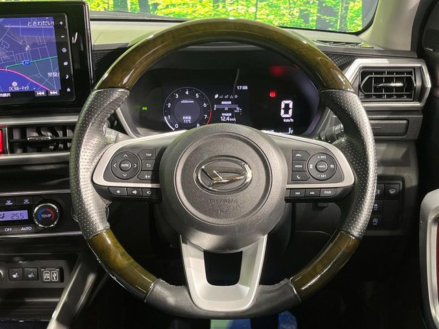 �C���e���A�ɍ��킹���f�U�C���̃X�e�A�����O�́A�^�]�������̂��Ƃ��l���A�^�]���₷���`��A�傫���ł��B�����x�A���ۂɐG���Ă��m���߂��������B