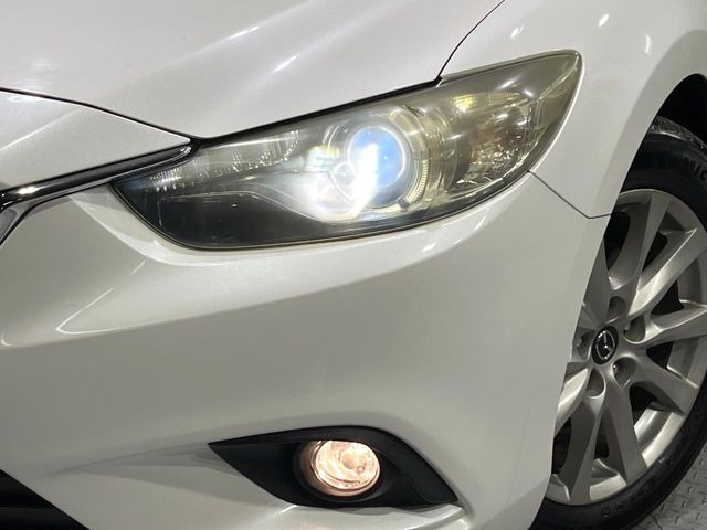 【HIDヘッドライト】非常に明るく前方を照らしてくれるので、悪天候や夜間の走行時も視界良好で安心してお乗りいただけます。