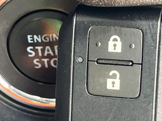 【キーレススタートシステム】カバンやポケットに入れたままでもドアの施錠・解錠が可能なスマートキーを装備。エンジンのオン・オフ時もカギを取り出す必要が無いからとっても便利です♪