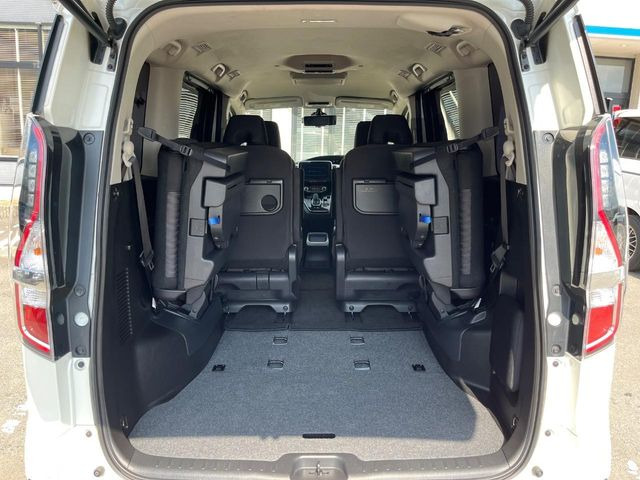 普段のお買い物や通勤、送迎等に十分な荷室スペースを確保しております。セカンドシートを倒すと、大きな荷物の積載も可能です♪