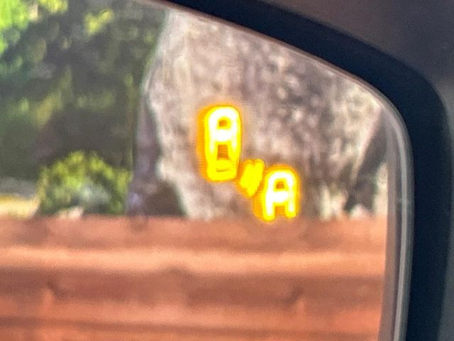 �y�u���C���h�X�|�b�g���j�^�����O�z���s���A�h�A�~���[�̎��p�ɂȂ�₷���ӏ��Ɍ㑱�Ԃ��ڋ߂���ƃT�C�h�~���[�t�߂Ɍx����\���A�h���C�o�[�ɒ��ӊ��N�����Ă���܂��B