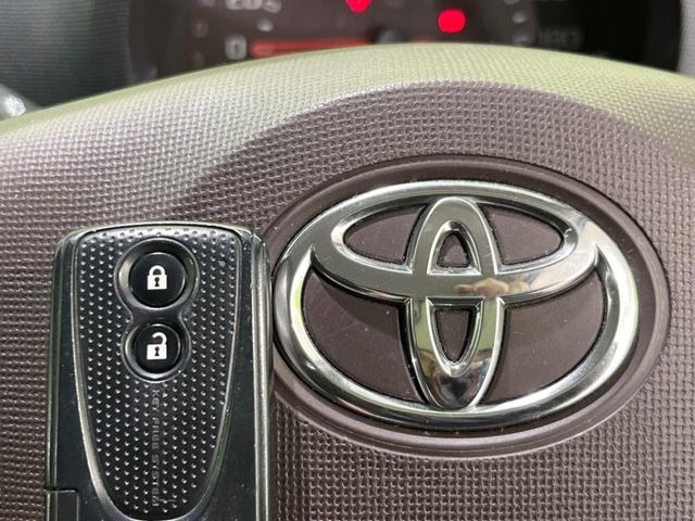 【スマートキー】カバンやポケットに入れたままでもドアの施錠・解錠が可能なスマートキーを装備。エンジンのオン・オフ時もカギを取り出す必要が無いからとっても便利です♪