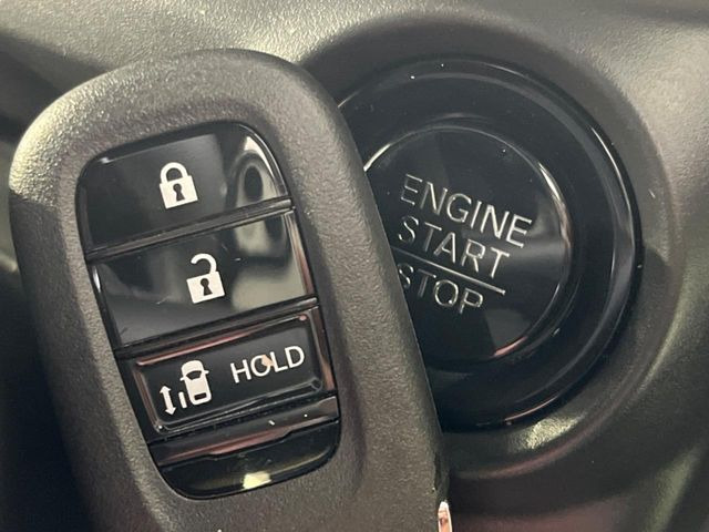 �yHonda�X�}�[�g�L�[�z�J�o����|�P�b�g�ɓ��ꂽ�܂܂ł��h�A�̎{���E�������\�ȃX�}�[�g�L�[�𑕔��B�G���W���̃I���E�I�t�����J�M�����o���K�v����������Ƃ��Ă��֗��ł���