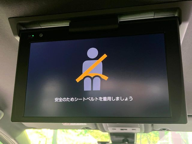 【フリップダウンモニター】大画面モニターで後席でもエンタメをお楽しみいただけます。小さなお子様にも大人気の装備です♪