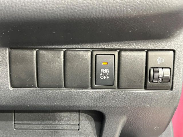 【アイドリングストップ】赤信号や渋滞で停車した際にエンジンを停止し、無駄な燃料の消費を抑えます。燃費向上や環境保護につなげる機能♪エンジンはブレーキを離せば再始動します。