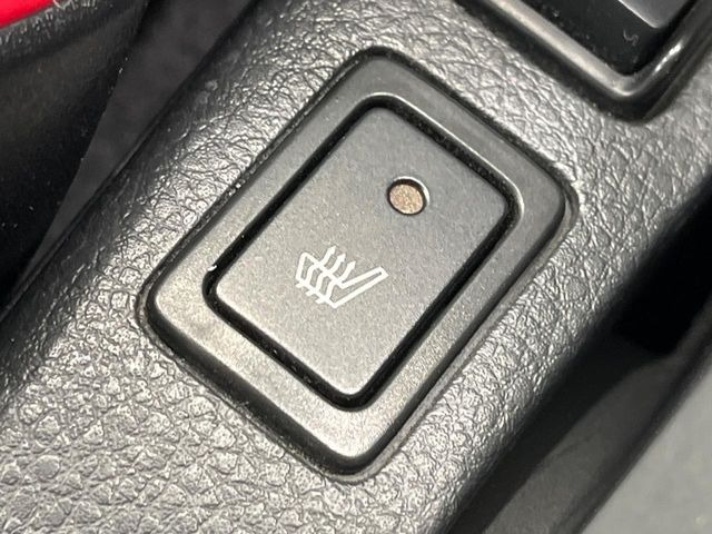 【シートヒーター】寒い日に重宝するシートヒーター!エアコンより早く温まってくれるので寒がりの人も安心ですね♪エアコンの温風は乾燥するから苦手、という方にもをおすすめです。