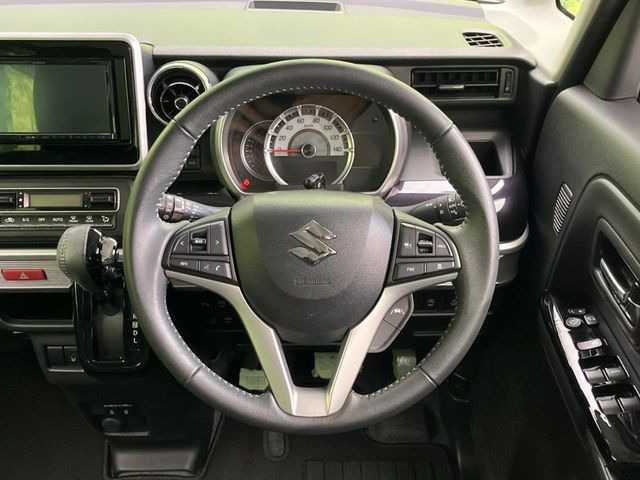 �C���e���A�ɍ��킹���f�U�C���̃X�e�A�����O�́A�^�]�������̂��Ƃ��l���A�^�]���₷���`��A�傫���ł��B�����x�A���ۂɐG���Ă��m���߂��������B