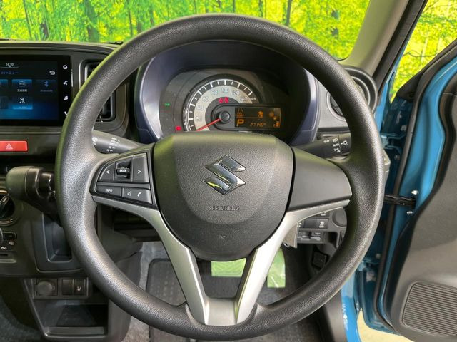 �C���e���A�ɍ��킹���f�U�C���̃X�e�A�����O�́A�^�]�������̂��Ƃ��l���A�^�]���₷���`��A�傫���ł��B�����x�A���ۂɐG���Ă��m���߂��������B