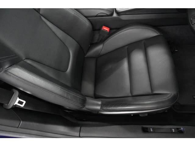 フルレザーのシートは高級感だけでなくしっかりとしたホールド感も兼ね備えております。